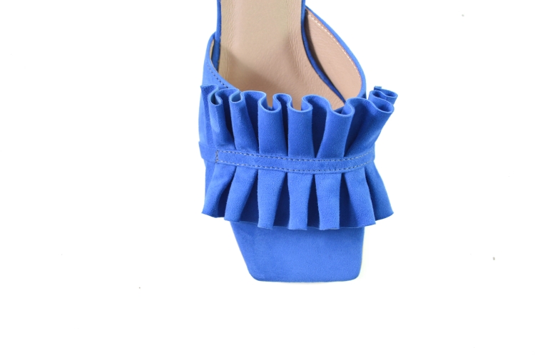 Szafirowe niebieskie zamszowe klapki niski złoty obcas 5,5 cm skórzana ozdoba na cholewce