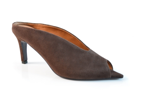 Klapki skórzane w szpic na obcasie szpilce brązowe skóra zamsz