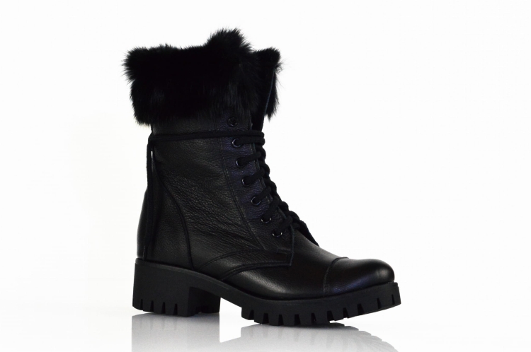 Czarne skórzane workery botki z futerkiem traperowa podeszwa