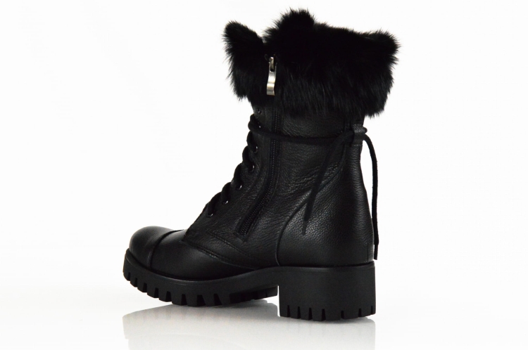 Czarne skórzane workery botki z futerkiem traperowa podeszwa