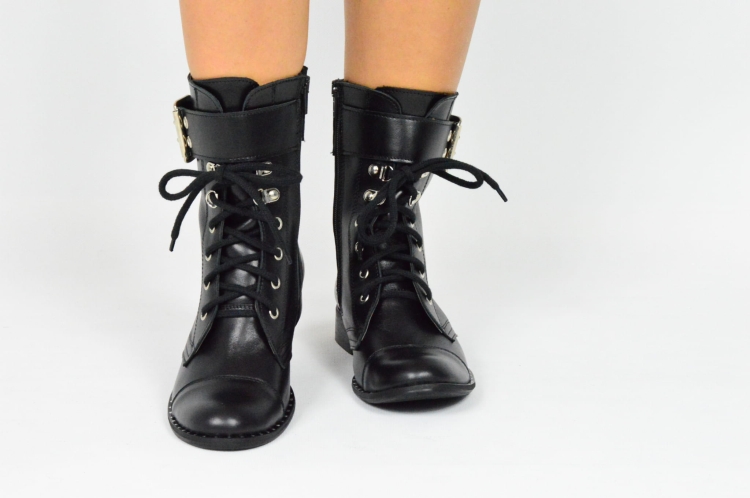 Czarne skórzane botki płaskie z klamrą skóra licowa