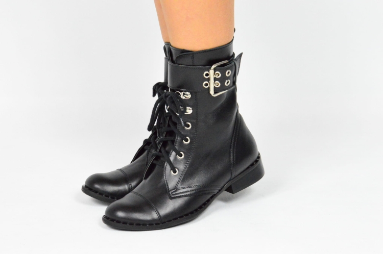 Czarne skórzane botki płaskie z klamrą skóra licowa